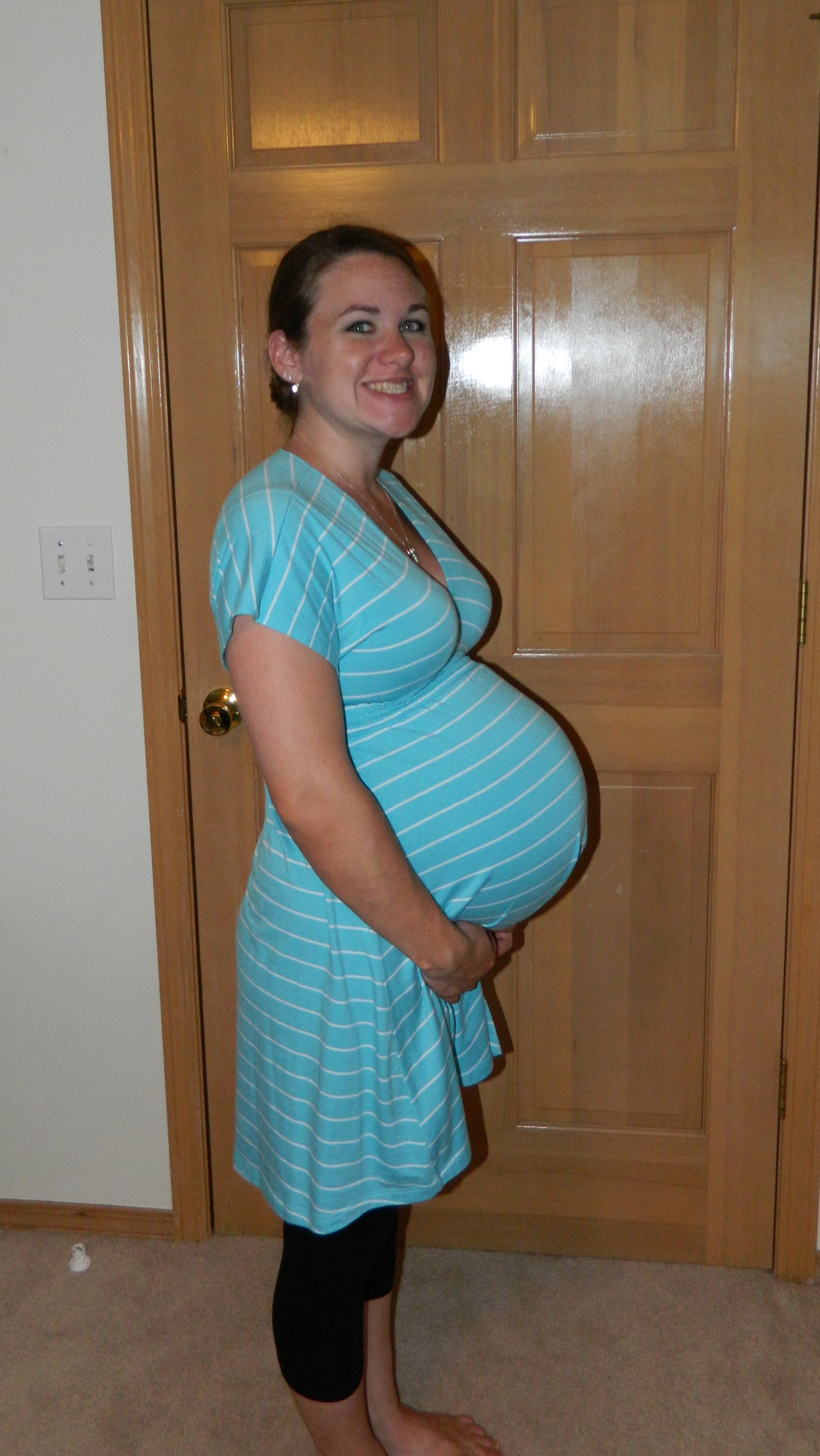 Беременная женщина с большим животом